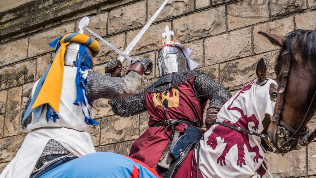 A Mapamundi organitzem fires, festes, mercats, turisme i serveis culturals. Imatge de dos cavallers simulant una batalla.