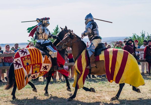A Mapamundi organitzem fires, festes, mercats, turisme i serveis culturals. Imatge de dos cavallers simulant una batalla.